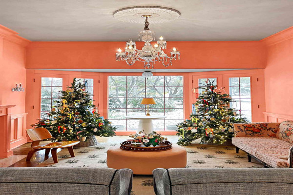 Space of the Week: This Peachy Living Room Is Packed With Holiday