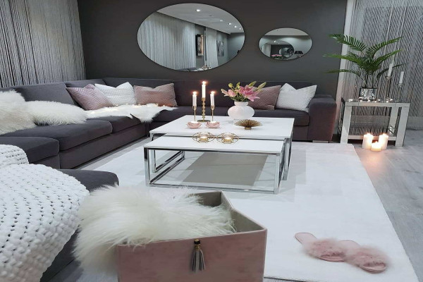 We love this dark grey and dusty pink cozy living room decor