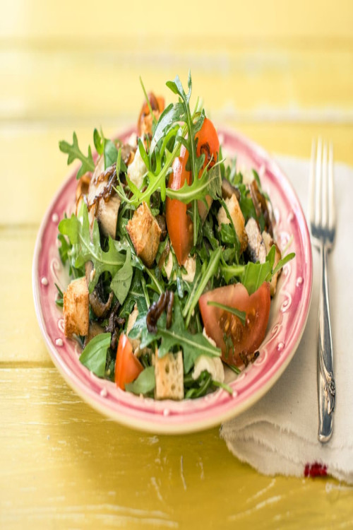 Mushroom Panzanella Salad with Mozzarella and Caramelised Onion